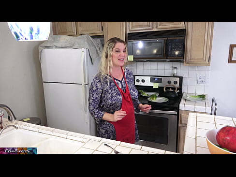 ❤️ Stepmom هن جي تاريخ کان اڳ باورچی خانه ۾ کيس کير پيارڻ ☑ مقعد فحش
